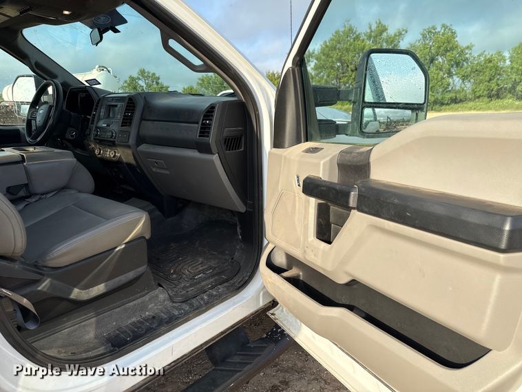 image for item ED5742 2017 Ford F350 Super Duty Crew Cab flatbed pickup truck