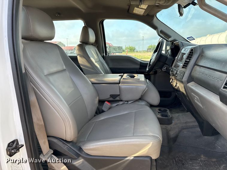 image for item ED5742 2017 Ford F350 Super Duty Crew Cab flatbed pickup truck