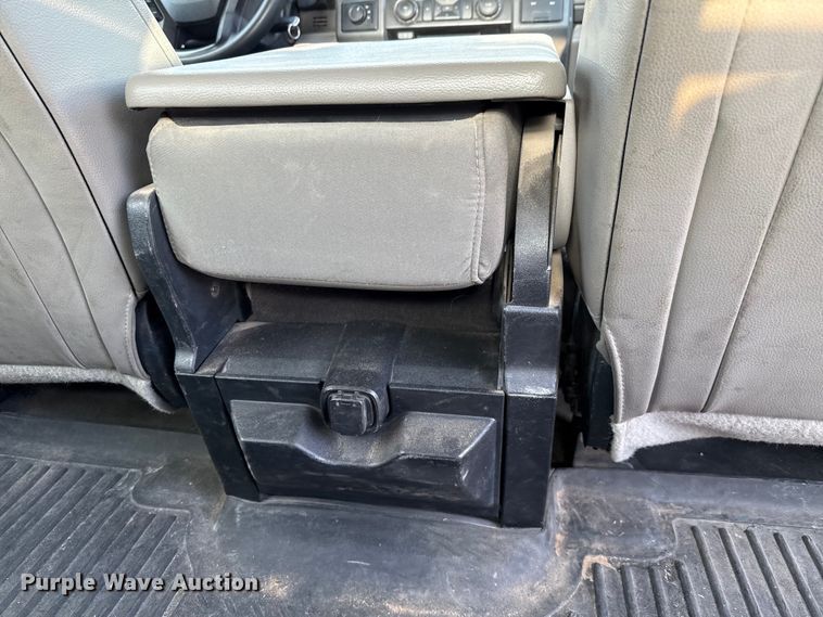 image for item ED5742 2017 Ford F350 Super Duty Crew Cab flatbed pickup truck