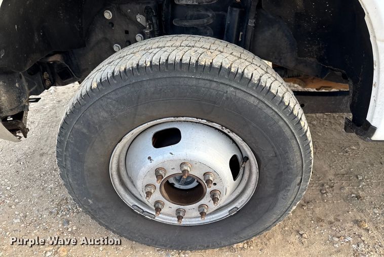 image for item ED5742 2017 Ford F350 Super Duty Crew Cab flatbed pickup truck