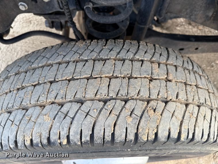 image for item ED5742 2017 Ford F350 Super Duty Crew Cab flatbed pickup truck