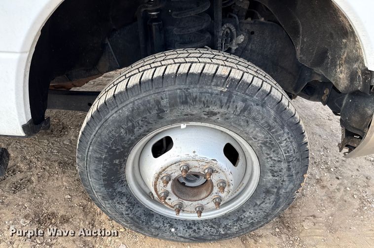 image for item ED5742 2017 Ford F350 Super Duty Crew Cab flatbed pickup truck