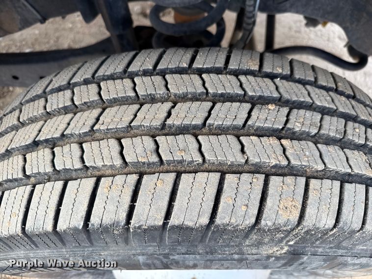 image for item ED5742 2017 Ford F350 Super Duty Crew Cab flatbed pickup truck