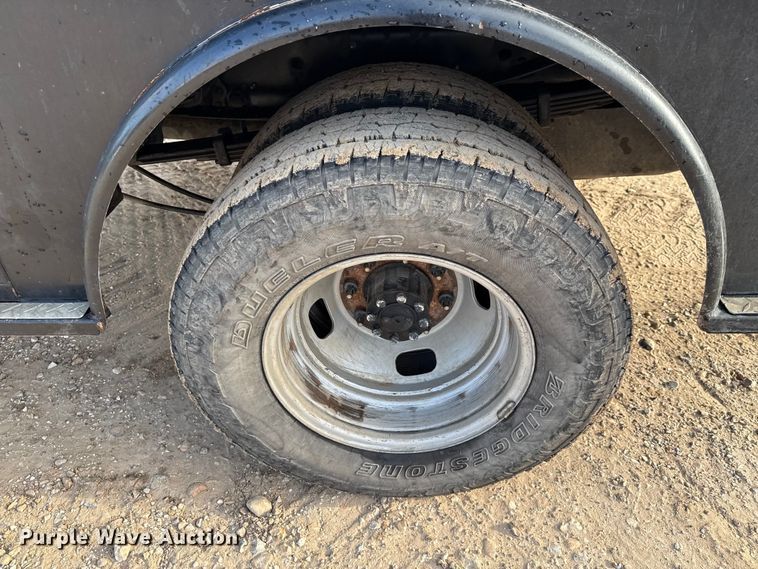 image for item ED5742 2017 Ford F350 Super Duty Crew Cab flatbed pickup truck