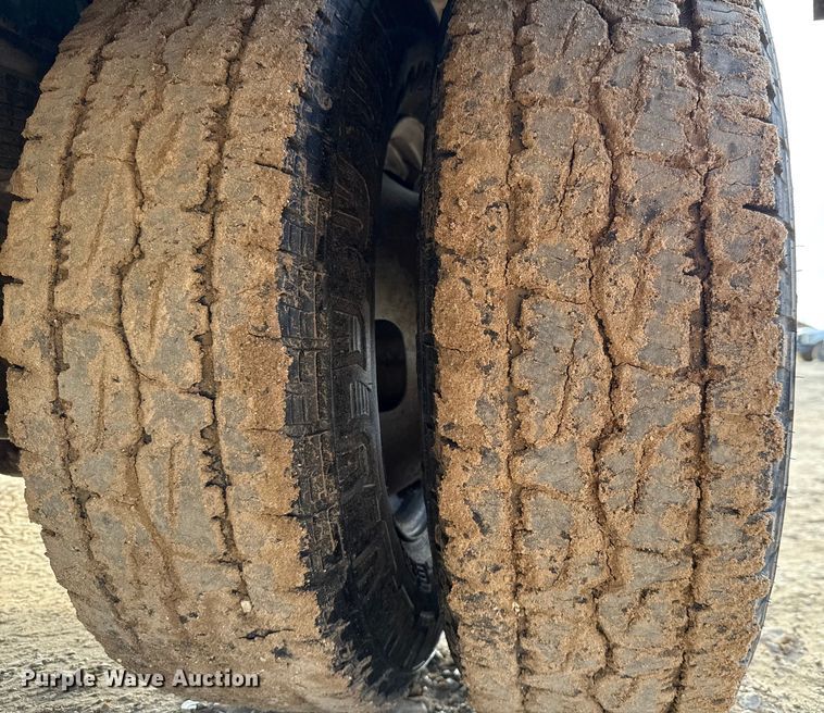 image for item ED5742 2017 Ford F350 Super Duty Crew Cab flatbed pickup truck