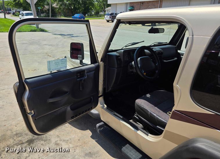 image for item EF1498 2002 Jeep Wrangler Sport SUV