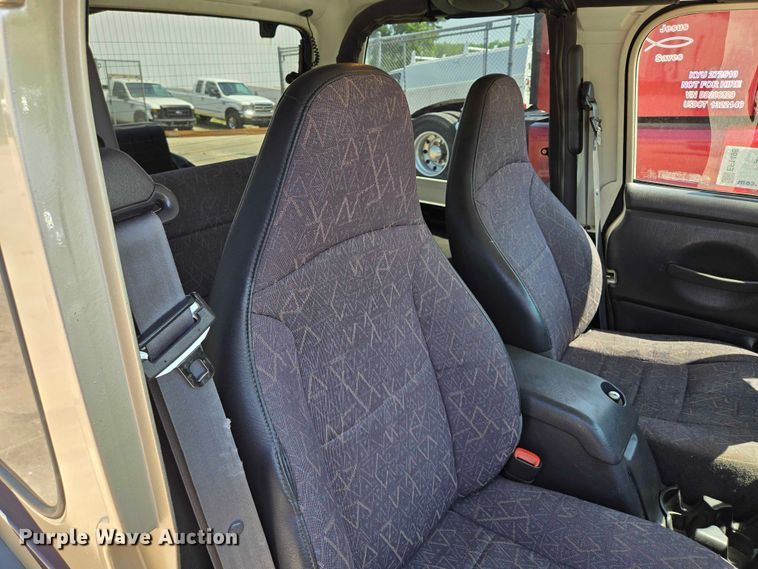 image for item EF1498 2002 Jeep Wrangler Sport SUV