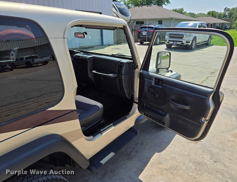 image for item EF1498 2002 Jeep Wrangler Sport SUV