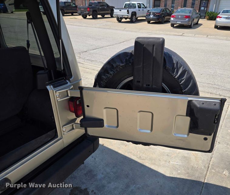 image for item EF1498 2002 Jeep Wrangler Sport SUV