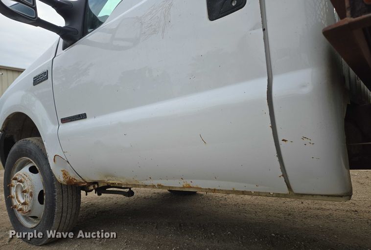 image for item EF1515 2000 Ford F550 Super Duty flatbed truck