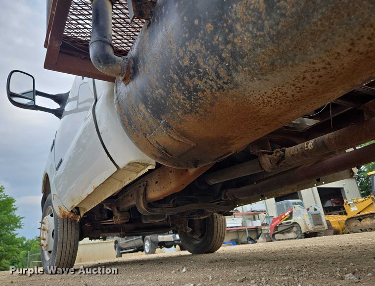 image for item EF1515 2000 Ford F550 Super Duty flatbed truck