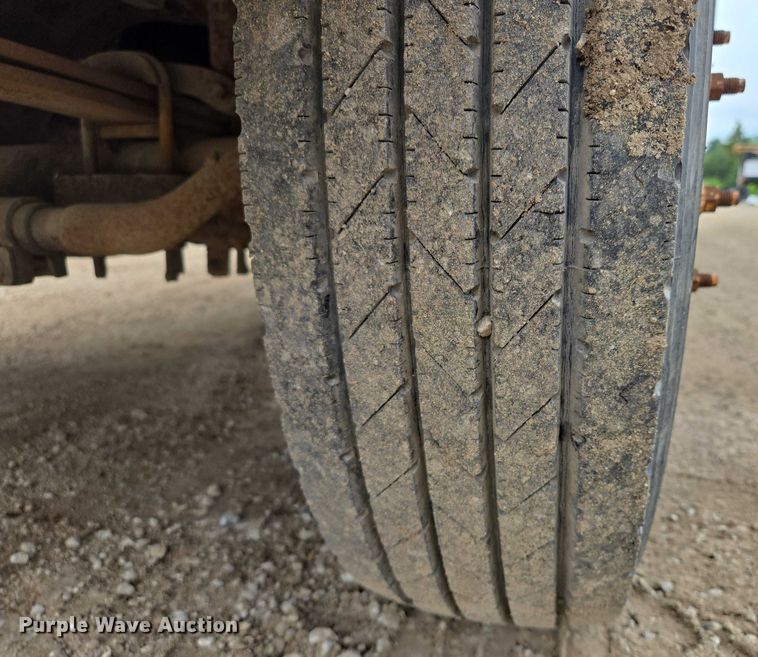 image for item EF1515 2000 Ford F550 Super Duty flatbed truck