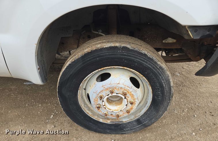 image for item EF1515 2000 Ford F550 Super Duty flatbed truck