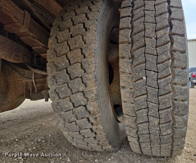 image for item EF1515 2000 Ford F550 Super Duty flatbed truck