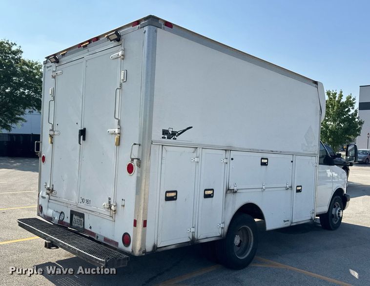 image for item EF2052 2007 Chevrolet Express box truck