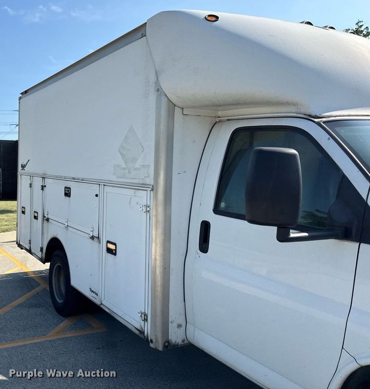 image for item EF2052 2007 Chevrolet Express box truck