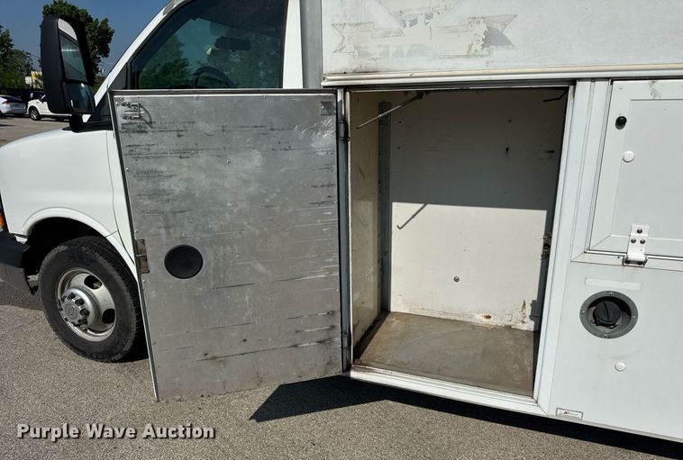 image for item EF2052 2007 Chevrolet Express box truck