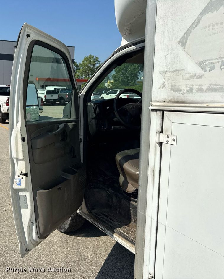 image for item EF2052 2007 Chevrolet Express box truck