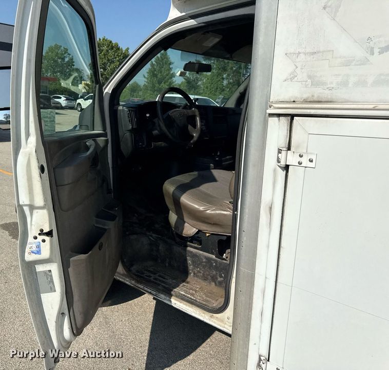 image for item EF2052 2007 Chevrolet Express box truck