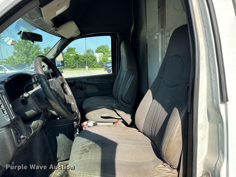 image for item EF2052 2007 Chevrolet Express box truck