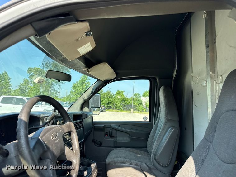 image for item EF2052 2007 Chevrolet Express box truck