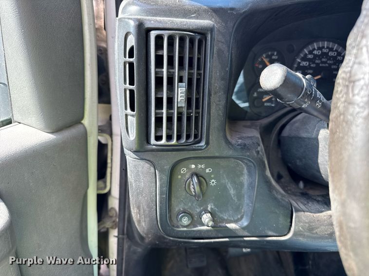 image for item EF2052 2007 Chevrolet Express box truck