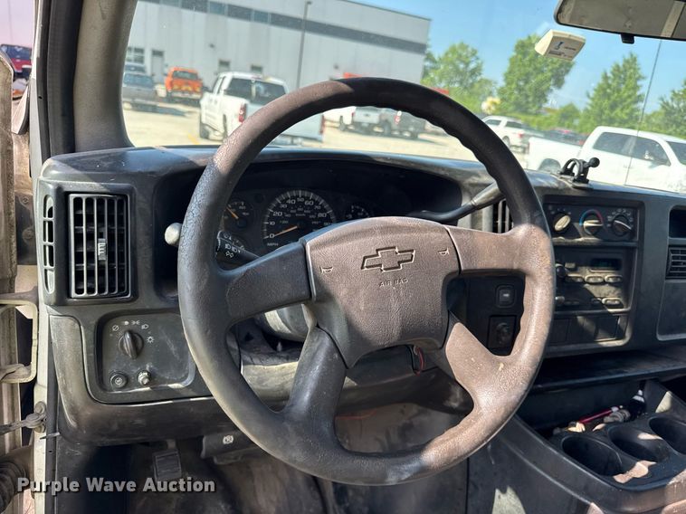 image for item EF2052 2007 Chevrolet Express box truck