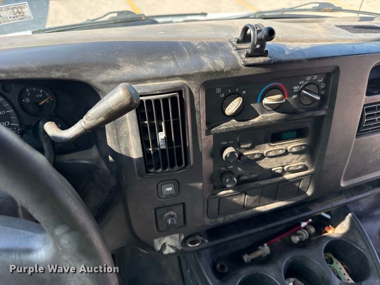 image for item EF2052 2007 Chevrolet Express box truck