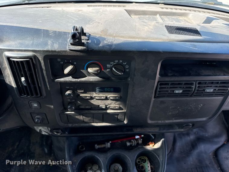 image for item EF2052 2007 Chevrolet Express box truck