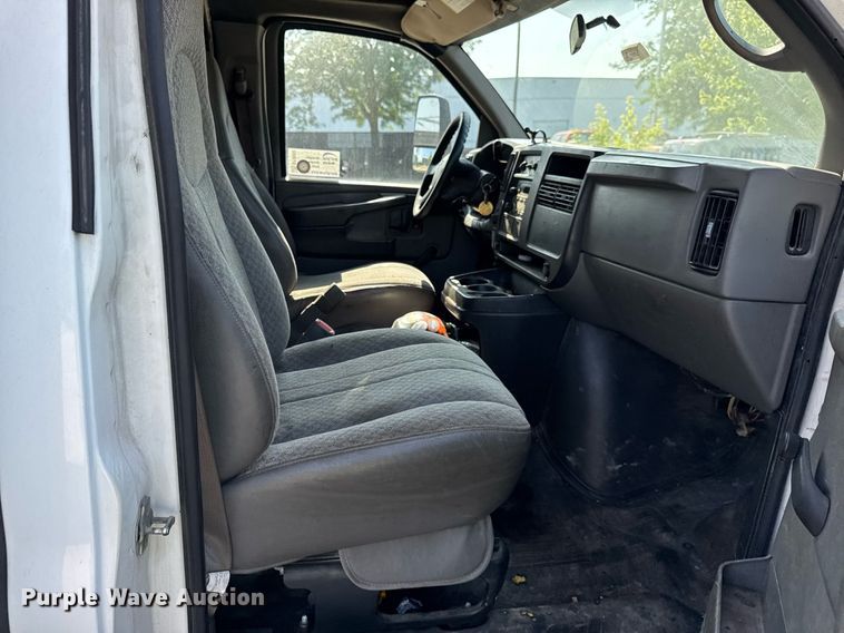 image for item EF2052 2007 Chevrolet Express box truck