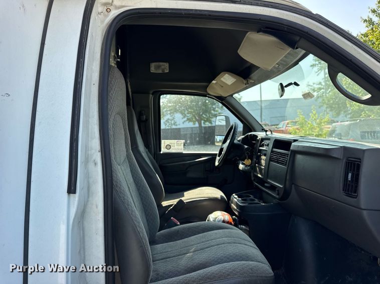 image for item EF2052 2007 Chevrolet Express box truck
