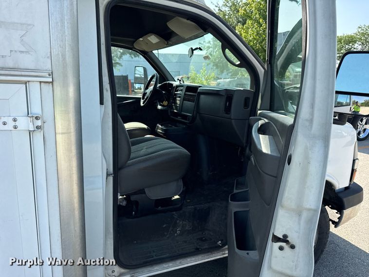 image for item EF2052 2007 Chevrolet Express box truck