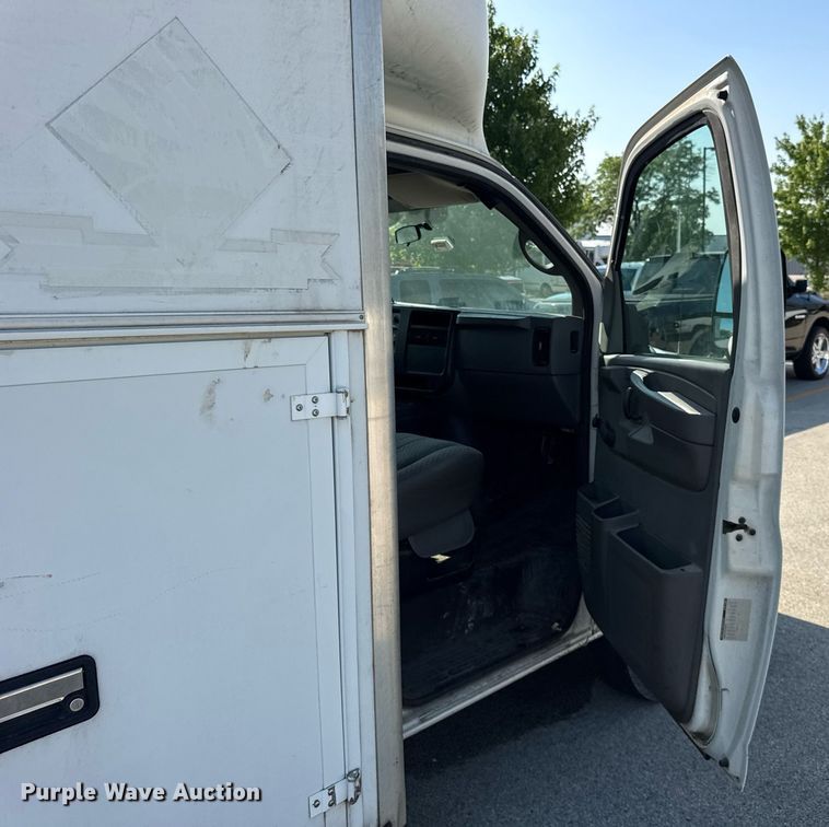 image for item EF2052 2007 Chevrolet Express box truck