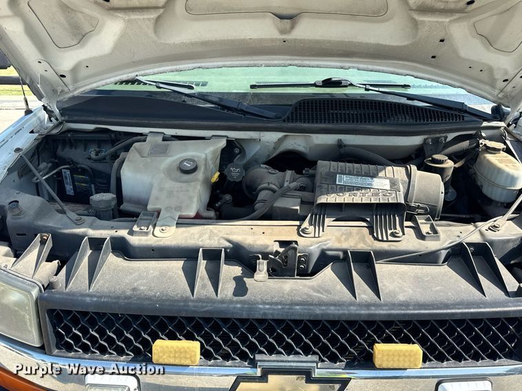 image for item EF2052 2007 Chevrolet Express box truck