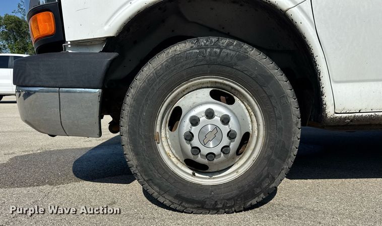 image for item EF2052 2007 Chevrolet Express box truck