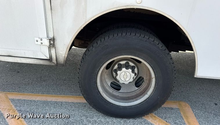 image for item EF2052 2007 Chevrolet Express box truck