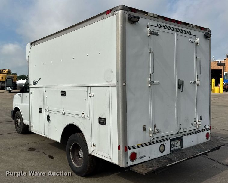 image for item EF2069 2007 Chevrolet Express box truck