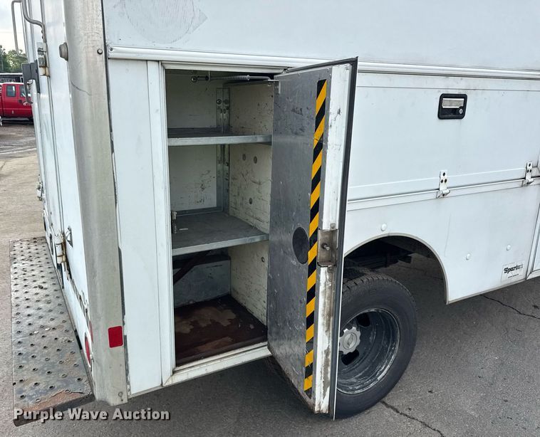 image for item EF2069 2007 Chevrolet Express box truck