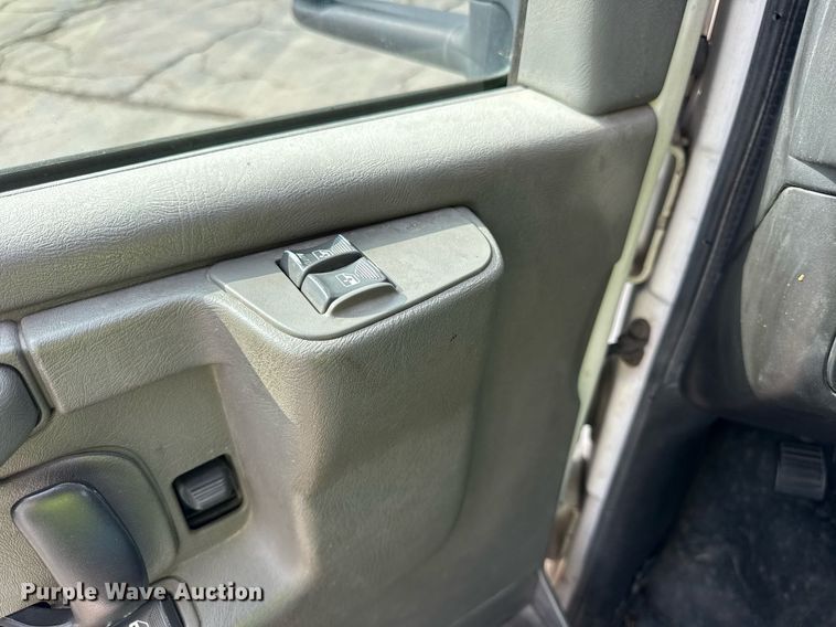 image for item EF2069 2007 Chevrolet Express box truck