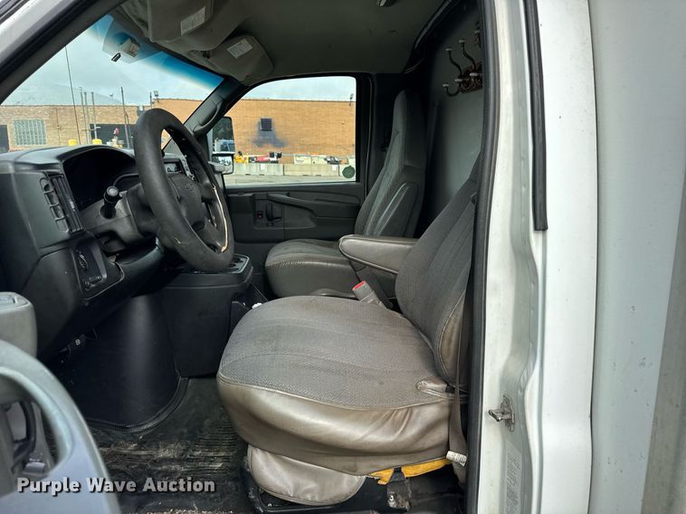 image for item EF2069 2007 Chevrolet Express box truck