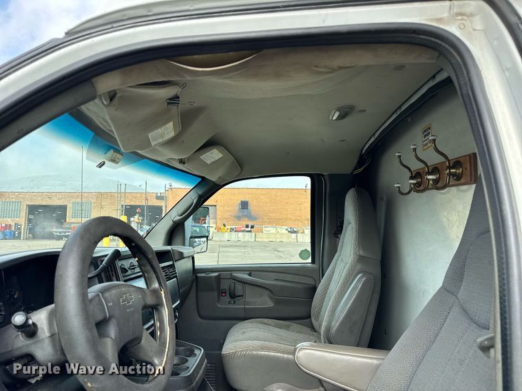 image for item EF2069 2007 Chevrolet Express box truck