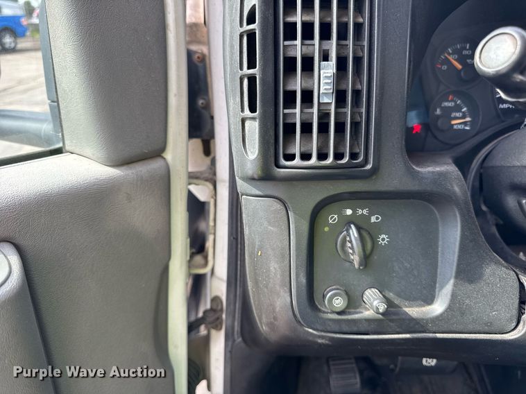 image for item EF2069 2007 Chevrolet Express box truck