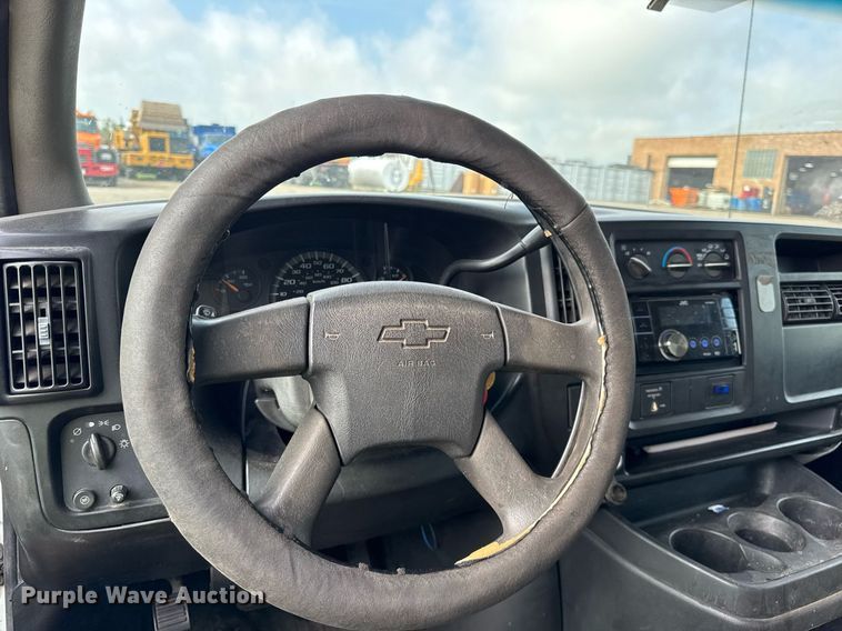 image for item EF2069 2007 Chevrolet Express box truck