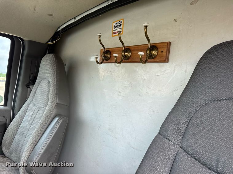 image for item EF2069 2007 Chevrolet Express box truck