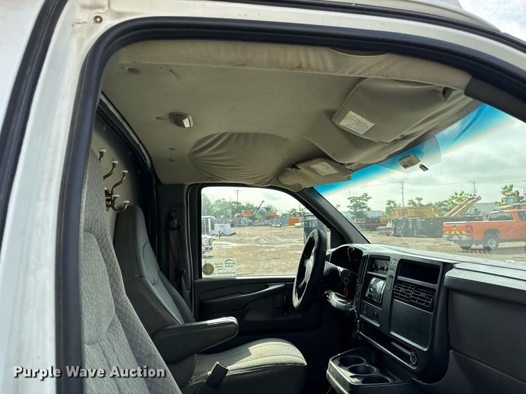 image for item EF2069 2007 Chevrolet Express box truck