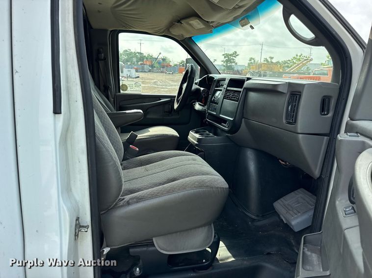 image for item EF2069 2007 Chevrolet Express box truck