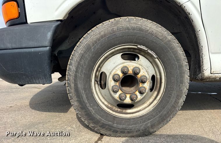 image for item EF2069 2007 Chevrolet Express box truck