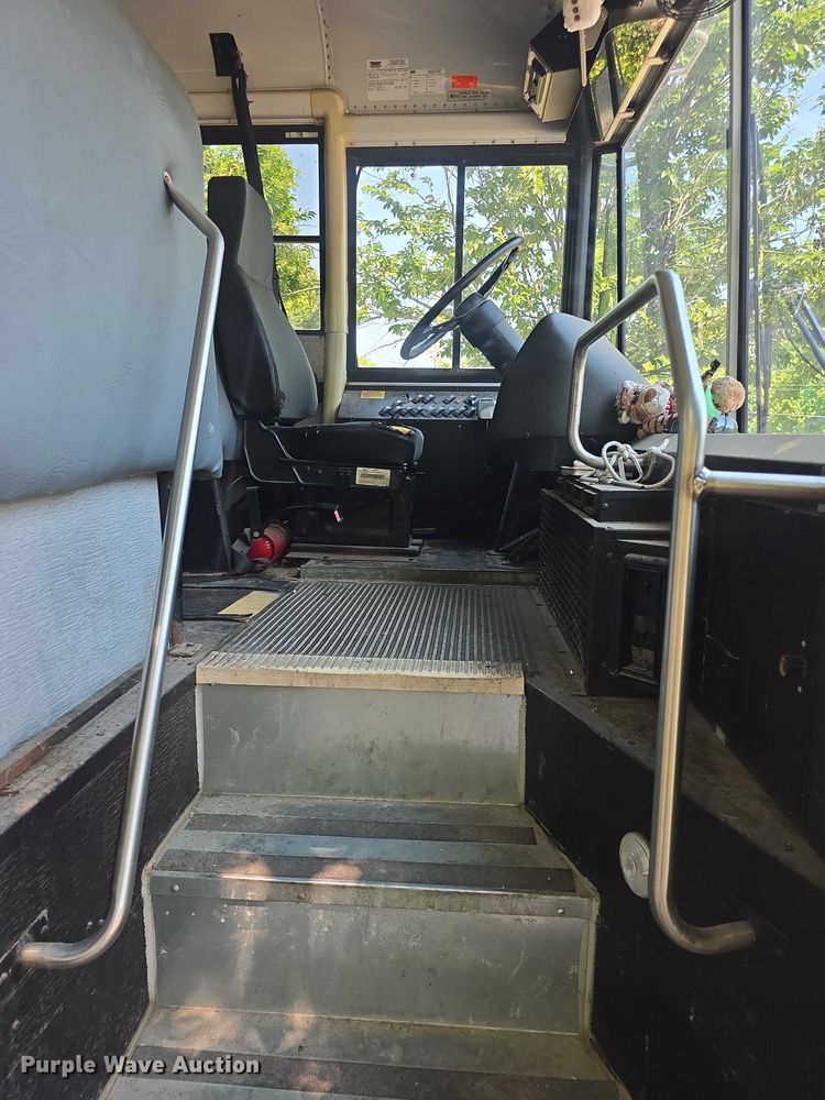 image for item EF3505 2001 Thomas Built 140H school bus