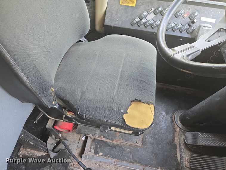 image for item EF3505 2001 Thomas Built 140H school bus