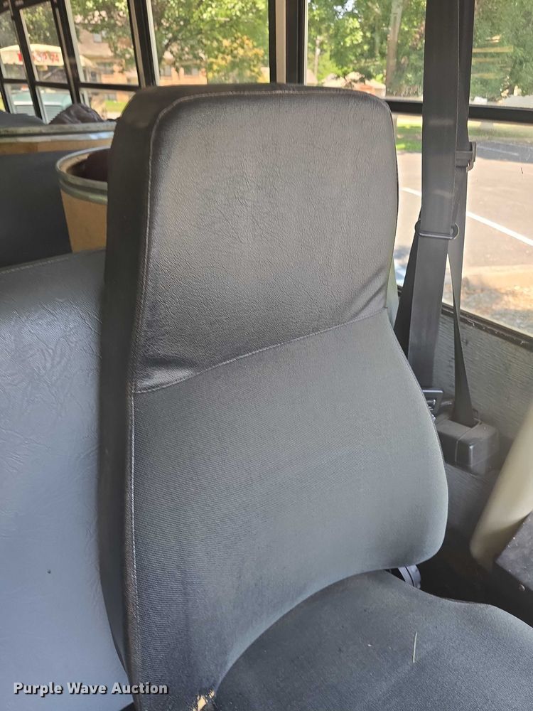 image for item EF3505 2001 Thomas Built 140H school bus